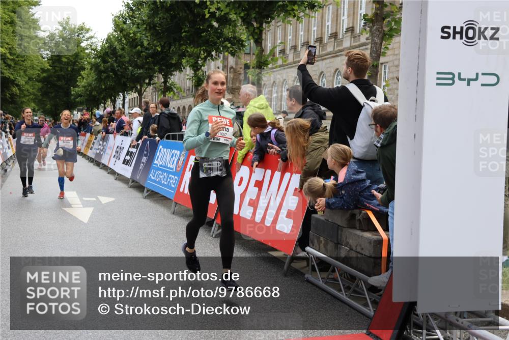 14.06.2026 - REWE Women's Run Strokosch-Dieckow http://msf.ph/oto/9786668 14.06.2026 10:09:23 Ziel 10712, 10751, 10800, 11057, 11284 meine-sportfotos.de