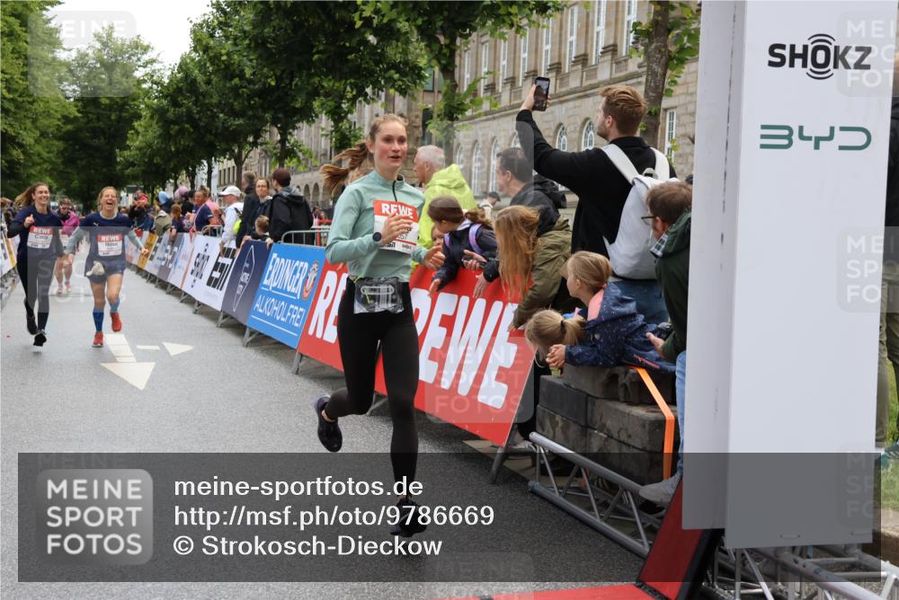 14.06.2026 - REWE Women's Run Strokosch-Dieckow http://msf.ph/oto/9786669 14.06.2026 10:09:23 Ziel 10712, 10751, 10800, 11057, 11284 meine-sportfotos.de
