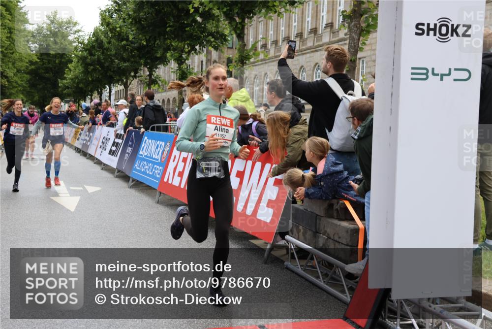 14.06.2026 - REWE Women's Run Strokosch-Dieckow http://msf.ph/oto/9786670 14.06.2026 10:09:23 Ziel 10712, 10751, 10800, 11057, 11284 meine-sportfotos.de