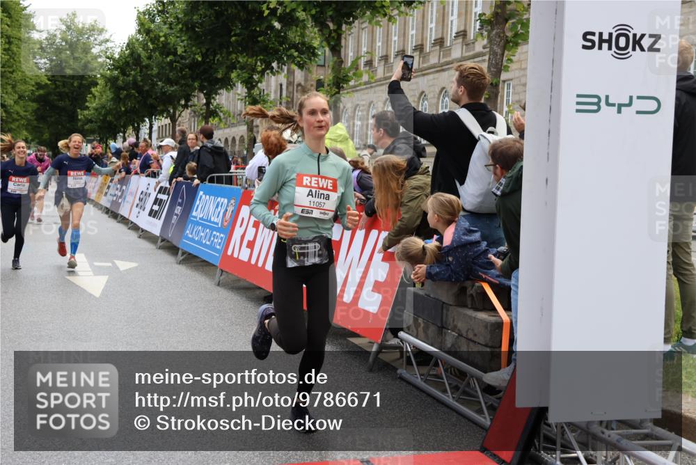 14.06.2026 - REWE Women's Run Strokosch-Dieckow http://msf.ph/oto/9786671 14.06.2026 10:09:23 Ziel 10712, 10751, 10800, 11057, 11284 meine-sportfotos.de