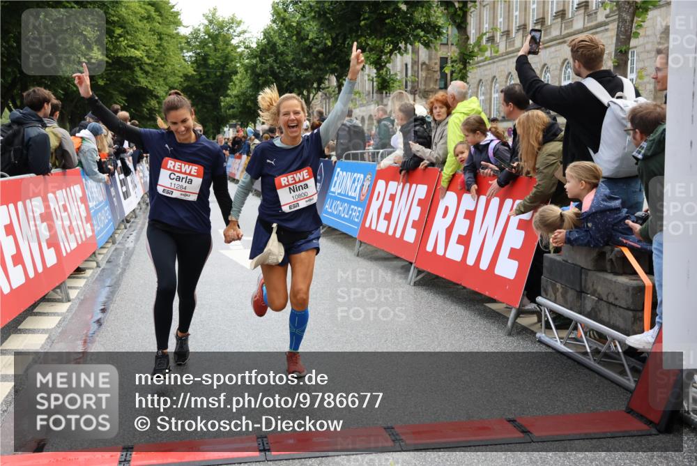 14.06.2026 - REWE Women's Run Strokosch-Dieckow http://msf.ph/oto/9786677 14.06.2026 10:09:25 Ziel 10383, 10712, 10800, 11057, 11284 meine-sportfotos.de