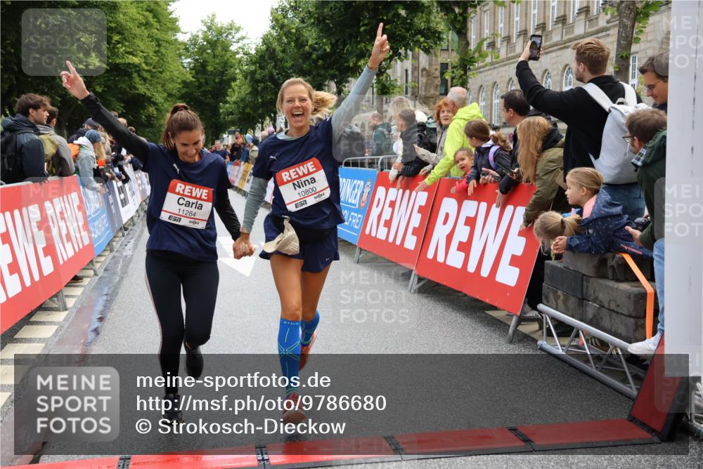 14.06.2026 - REWE Women's Run Strokosch-Dieckow http://msf.ph/oto/9786680 14.06.2026 10:09:26 Ziel 10383, 10712, 10800, 11057, 11284 meine-sportfotos.de