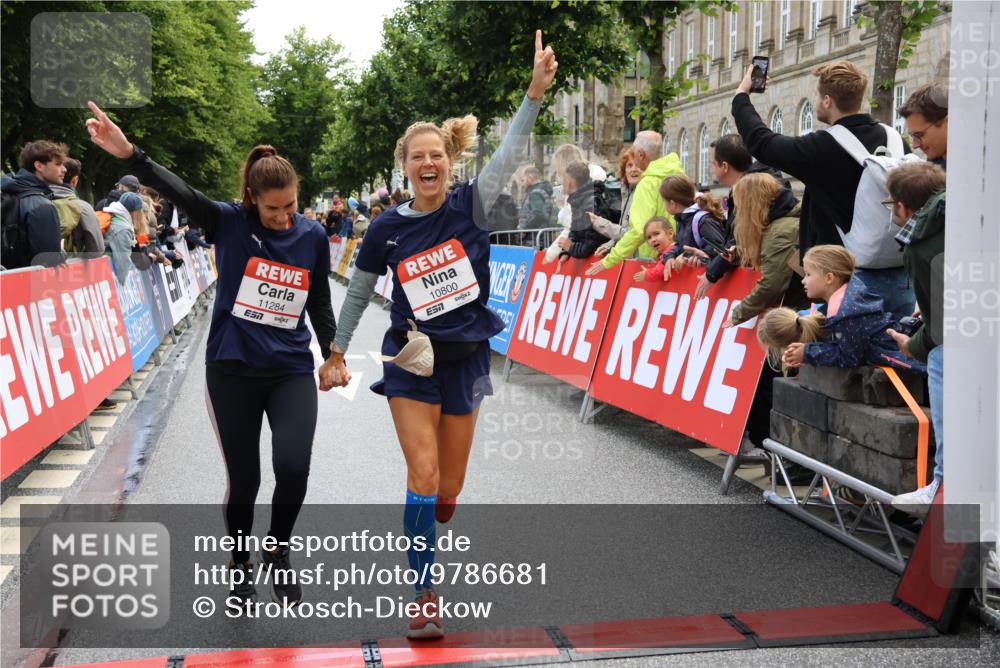 14.06.2026 - REWE Women's Run Strokosch-Dieckow http://msf.ph/oto/9786681 14.06.2026 10:09:26 Ziel 10383, 10712, 10800, 11057, 11284 meine-sportfotos.de