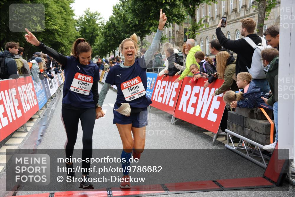 14.06.2026 - REWE Women's Run Strokosch-Dieckow http://msf.ph/oto/9786682 14.06.2026 10:09:26 Ziel 10383, 10712, 10800, 11057, 11284 meine-sportfotos.de