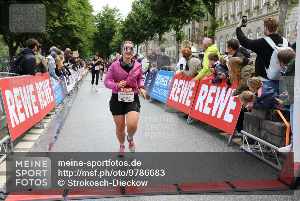 14.06.2026 - REWE Women's Run Strokosch-Dieckow http://msf.ph/oto/9786683 14.06.2026 10:09:29 Ziel 10383, 10800, 11057, 11284 meine-sportfotos.de