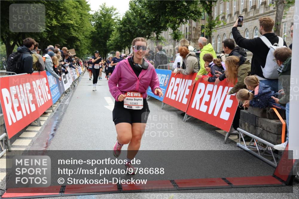 14.06.2026 - REWE Women's Run Strokosch-Dieckow http://msf.ph/oto/9786688 14.06.2026 10:09:29 Ziel 10383, 10800, 11057, 11284 meine-sportfotos.de