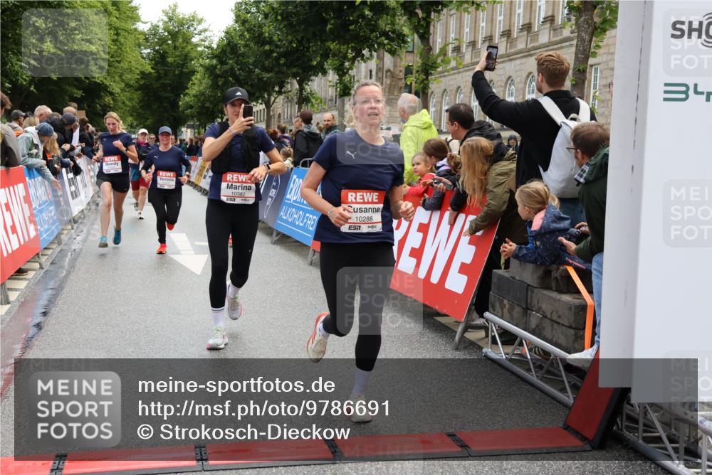 14.06.2026 - REWE Women's Run Strokosch-Dieckow http://msf.ph/oto/9786691 14.06.2026 10:09:34 Ziel 10047, 10288, 10360, 10382, 10383, 10800, 10977, 11431 meine-sportfotos.de