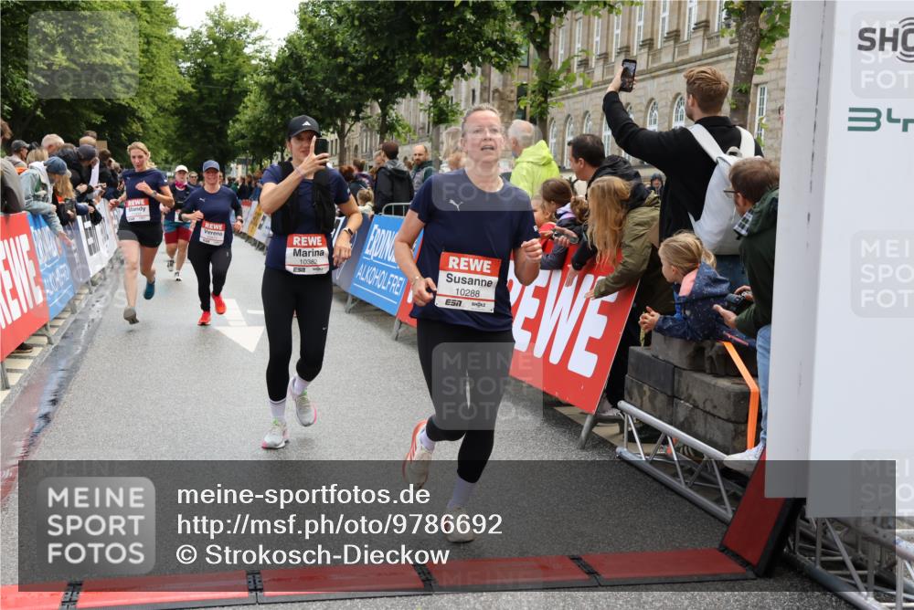 14.06.2026 - REWE Women's Run Strokosch-Dieckow http://msf.ph/oto/9786692 14.06.2026 10:09:34 Ziel 10047, 10288, 10360, 10382, 10383, 10800, 10977, 11431 meine-sportfotos.de