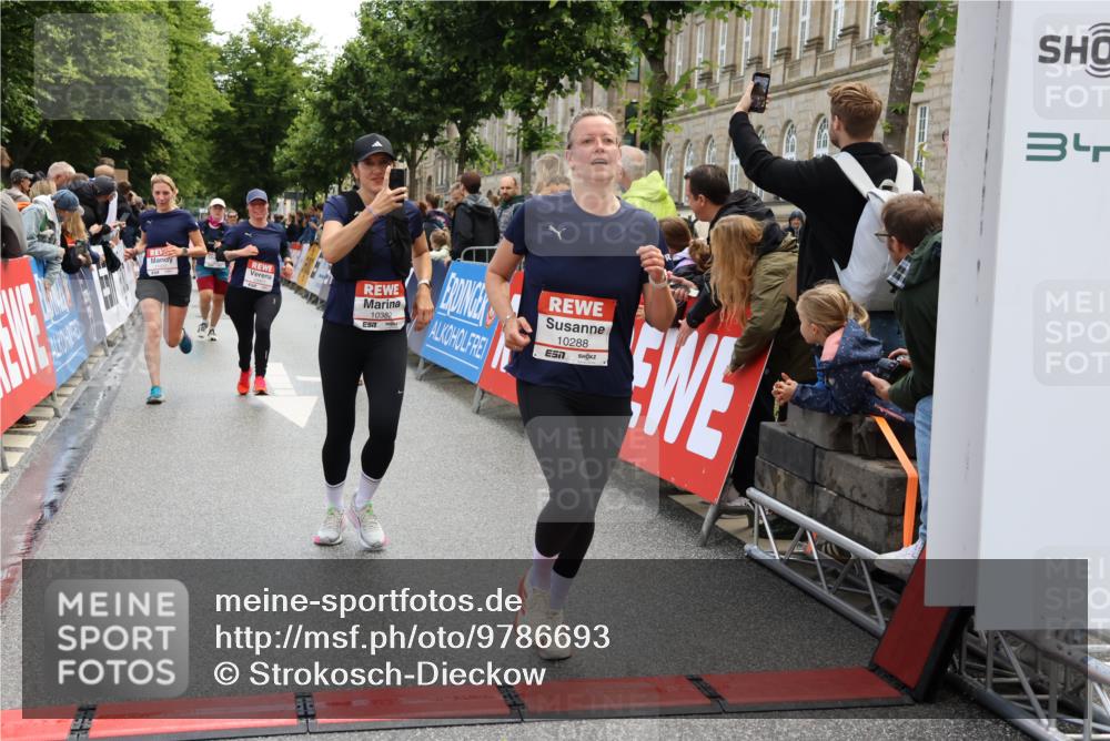 14.06.2026 - REWE Women's Run Strokosch-Dieckow http://msf.ph/oto/9786693 14.06.2026 10:09:34 Ziel 10047, 10288, 10360, 10382, 10383, 10800, 10977, 11431 meine-sportfotos.de