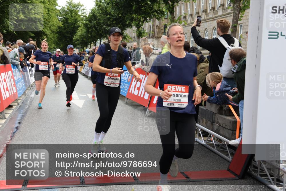 14.06.2026 - REWE Women's Run Strokosch-Dieckow http://msf.ph/oto/9786694 14.06.2026 10:09:34 Ziel 10047, 10288, 10360, 10382, 10383, 10800, 10977, 11431 meine-sportfotos.de