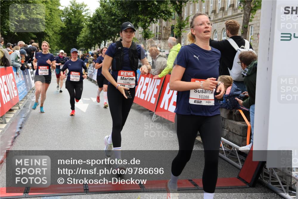 14.06.2026 - REWE Women's Run Strokosch-Dieckow http://msf.ph/oto/9786696 14.06.2026 10:09:34 Ziel 10047, 10288, 10360, 10382, 10383, 10800, 10977, 11431 meine-sportfotos.de