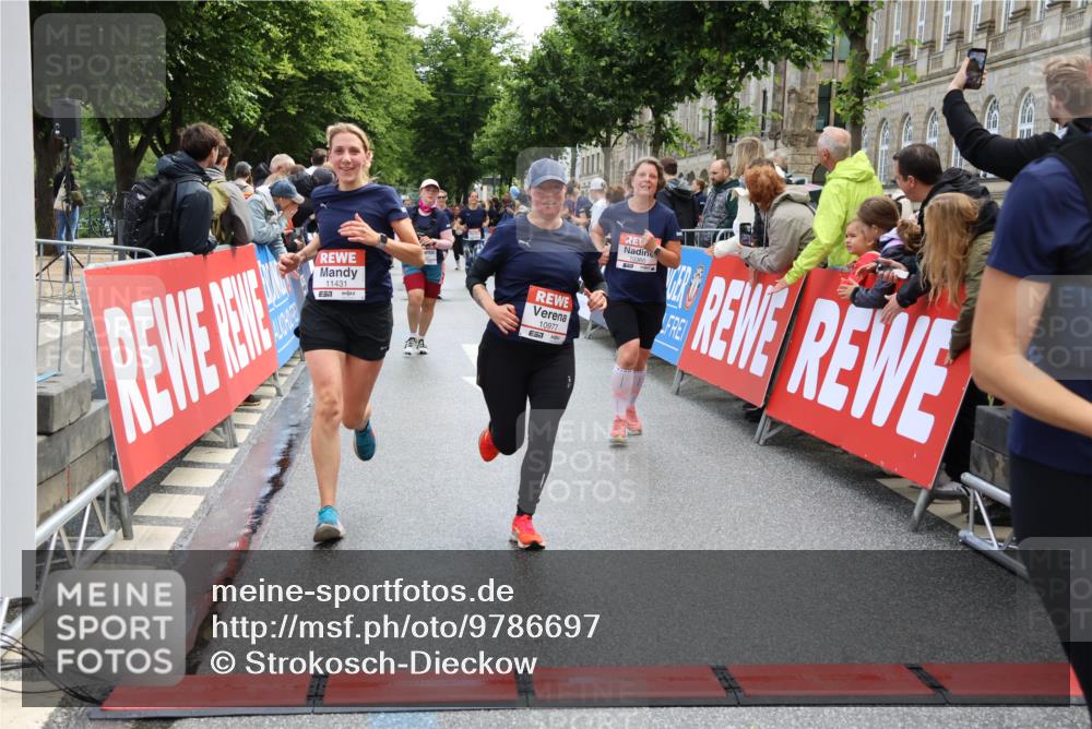 14.06.2026 - REWE Women's Run Strokosch-Dieckow http://msf.ph/oto/9786697 14.06.2026 10:09:35 Ziel 10047, 10288, 10360, 10382, 10383, 10977, 11431 meine-sportfotos.de