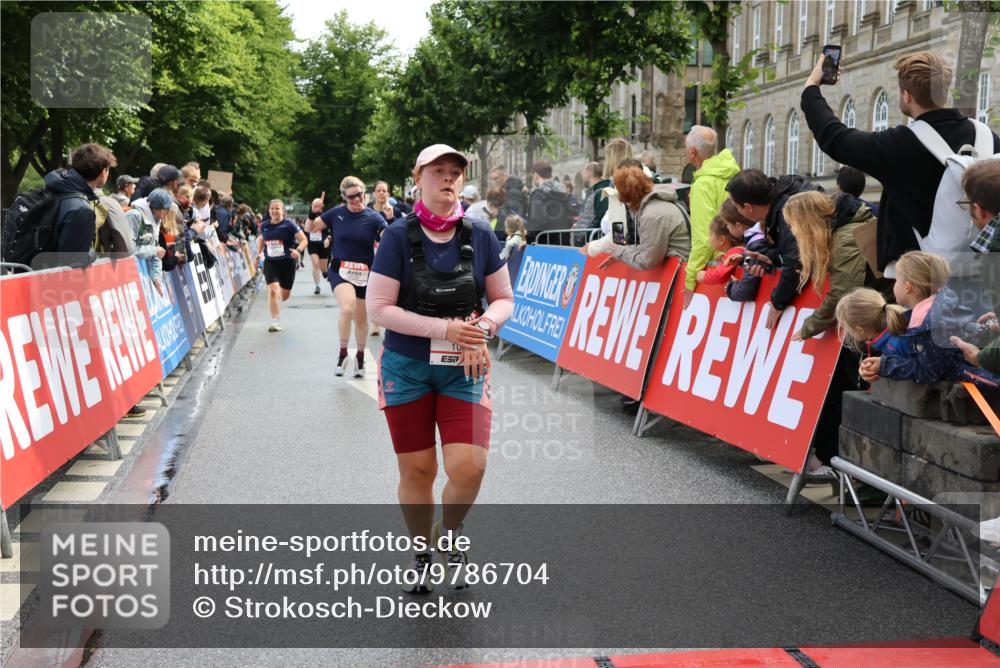 14.06.2026 - REWE Women's Run Strokosch-Dieckow http://msf.ph/oto/9786704 14.06.2026 10:09:38 Ziel 10047, 10139, 10288, 10360, 10382, 10889, 10928, 10977, 11169, 11431 meine-sportfotos.de