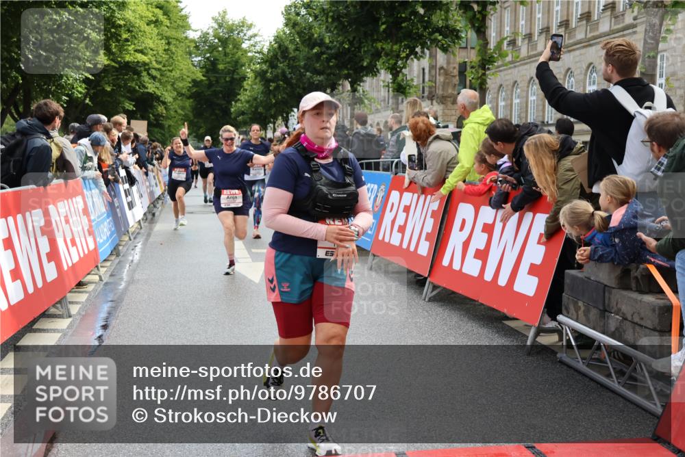 14.06.2026 - REWE Women's Run Strokosch-Dieckow http://msf.ph/oto/9786707 14.06.2026 10:09:38 Ziel 10047, 10139, 10288, 10360, 10382, 10889, 10928, 10977, 11169, 11431 meine-sportfotos.de