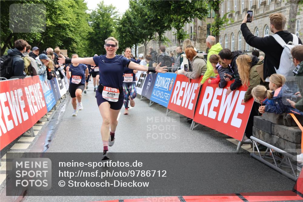 14.06.2026 - REWE Women's Run Strokosch-Dieckow http://msf.ph/oto/9786712 14.06.2026 10:09:40 Ziel 10047, 10139, 10208, 10288, 10360, 10382, 10725, 10889, 10928, 10977, 11083, 11169, 11431 meine-sportfotos.de