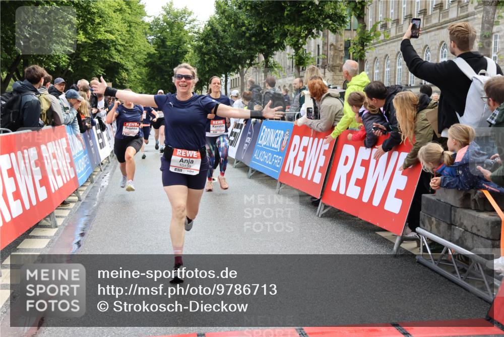 14.06.2026 - REWE Women's Run Strokosch-Dieckow http://msf.ph/oto/9786713 14.06.2026 10:09:40 Ziel 10047, 10139, 10208, 10288, 10360, 10382, 10725, 10889, 10928, 10977, 11083, 11169, 11431 meine-sportfotos.de