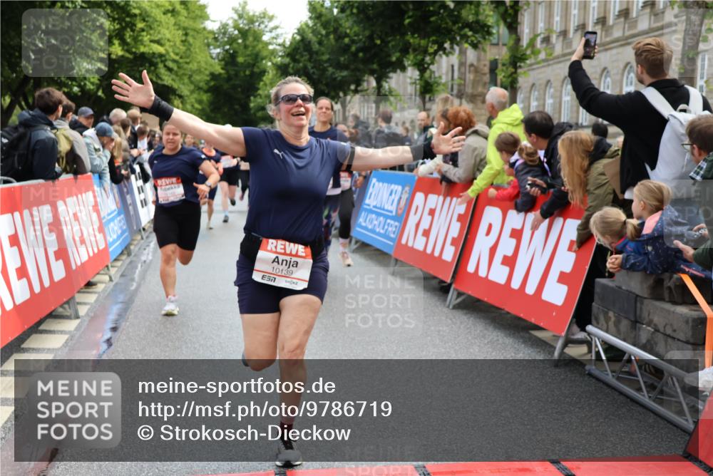 14.06.2026 - REWE Women's Run Strokosch-Dieckow http://msf.ph/oto/9786719 14.06.2026 10:09:40 Ziel 10047, 10139, 10208, 10288, 10360, 10382, 10725, 10889, 10928, 10977, 11083, 11169, 11431 meine-sportfotos.de