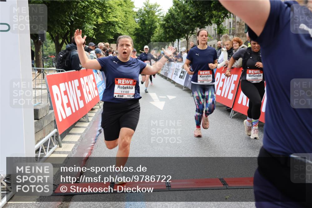 14.06.2026 - REWE Women's Run Strokosch-Dieckow http://msf.ph/oto/9786722 14.06.2026 10:09:41 Ziel 10047, 10139, 10208, 10288, 10360, 10382, 10417, 10725, 10889, 10928, 10977, 11083, 11169, 11431 meine-sportfotos.de