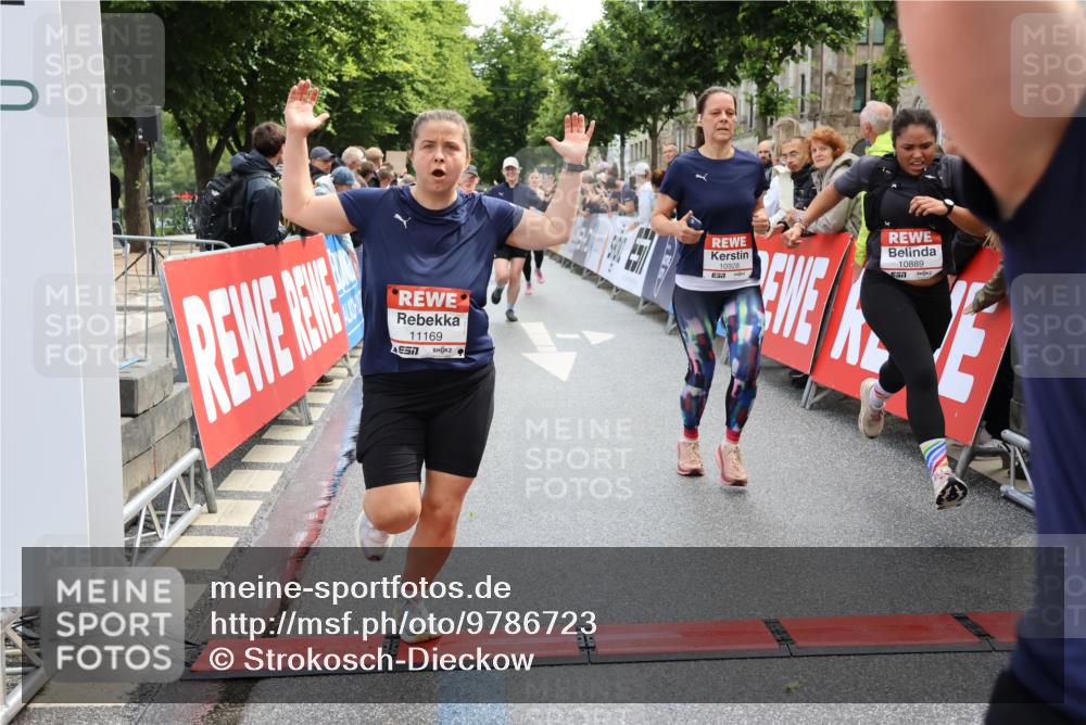 14.06.2026 - REWE Women's Run Strokosch-Dieckow http://msf.ph/oto/9786723 14.06.2026 10:09:41 Ziel 10047, 10139, 10208, 10288, 10360, 10382, 10417, 10725, 10889, 10928, 10977, 11083, 11169, 11431 meine-sportfotos.de
