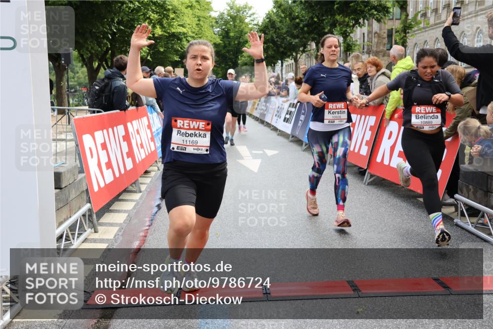 14.06.2026 - REWE Women's Run Strokosch-Dieckow http://msf.ph/oto/9786724 14.06.2026 10:09:41 Ziel 10047, 10139, 10208, 10288, 10360, 10382, 10417, 10725, 10889, 10928, 10977, 11083, 11169, 11431 meine-sportfotos.de