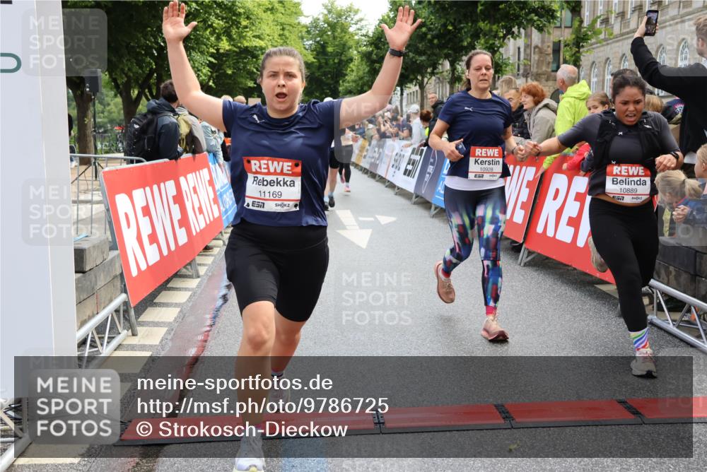 14.06.2026 - REWE Women's Run Strokosch-Dieckow http://msf.ph/oto/9786725 14.06.2026 10:09:41 Ziel 10047, 10139, 10208, 10288, 10360, 10382, 10417, 10725, 10889, 10928, 10977, 11083, 11169, 11431 meine-sportfotos.de