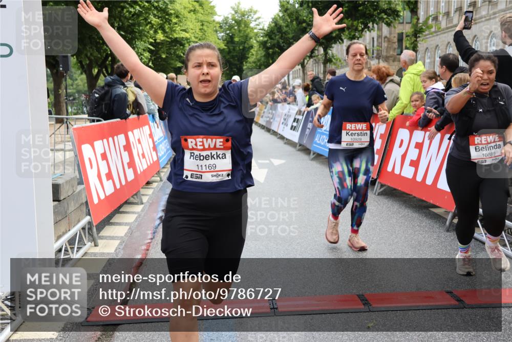 14.06.2026 - REWE Women's Run Strokosch-Dieckow http://msf.ph/oto/9786727 14.06.2026 10:09:42 Ziel 10047, 10139, 10208, 10288, 10360, 10382, 10417, 10725, 10889, 10928, 10977, 11083, 11169, 11431 meine-sportfotos.de