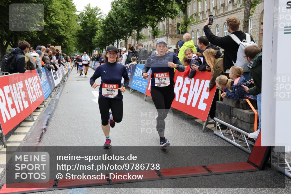 14.06.2026 - REWE Women's Run Strokosch-Dieckow http://msf.ph/oto/9786738 14.06.2026 10:09:50 Ziel 10208, 10417, 10641, 10725, 10862, 10928, 11083, 11177, 11374 meine-sportfotos.de