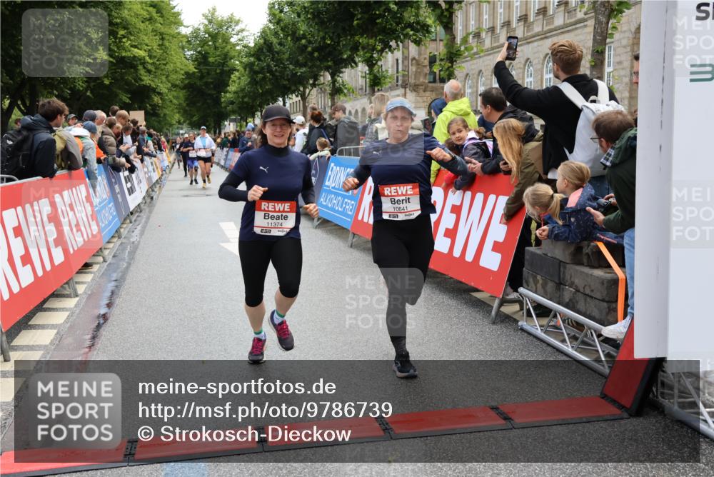 14.06.2026 - REWE Women's Run Strokosch-Dieckow http://msf.ph/oto/9786739 14.06.2026 10:09:50 Ziel 10208, 10417, 10641, 10725, 10862, 10928, 11083, 11177, 11374 meine-sportfotos.de