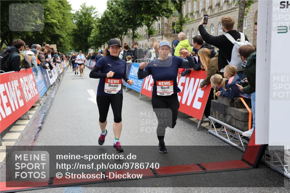14.06.2026 - REWE Women's Run Strokosch-Dieckow http://msf.ph/oto/9786740 14.06.2026 10:09:50 Ziel 10208, 10417, 10641, 10725, 10862, 10928, 11083, 11177, 11374 meine-sportfotos.de