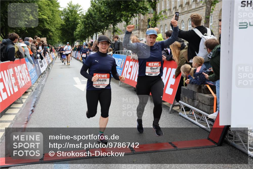 14.06.2026 - REWE Women's Run Strokosch-Dieckow http://msf.ph/oto/9786742 14.06.2026 10:09:50 Ziel 10208, 10417, 10641, 10725, 10862, 10928, 11083, 11177, 11374 meine-sportfotos.de
