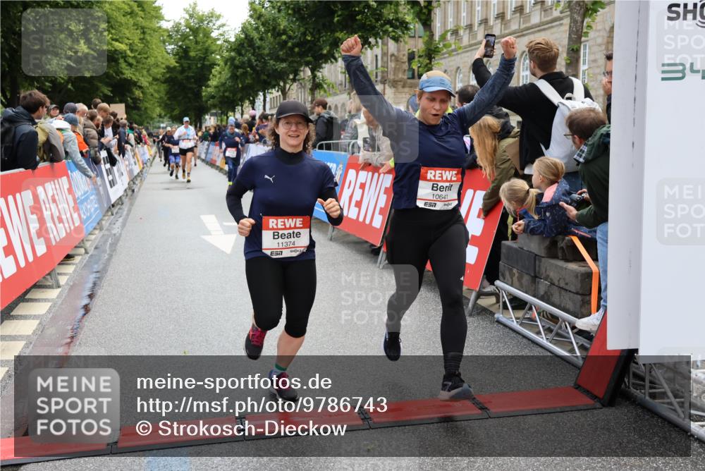 14.06.2026 - REWE Women's Run Strokosch-Dieckow http://msf.ph/oto/9786743 14.06.2026 10:09:50 Ziel 10208, 10417, 10641, 10725, 10862, 10928, 11083, 11177, 11374 meine-sportfotos.de