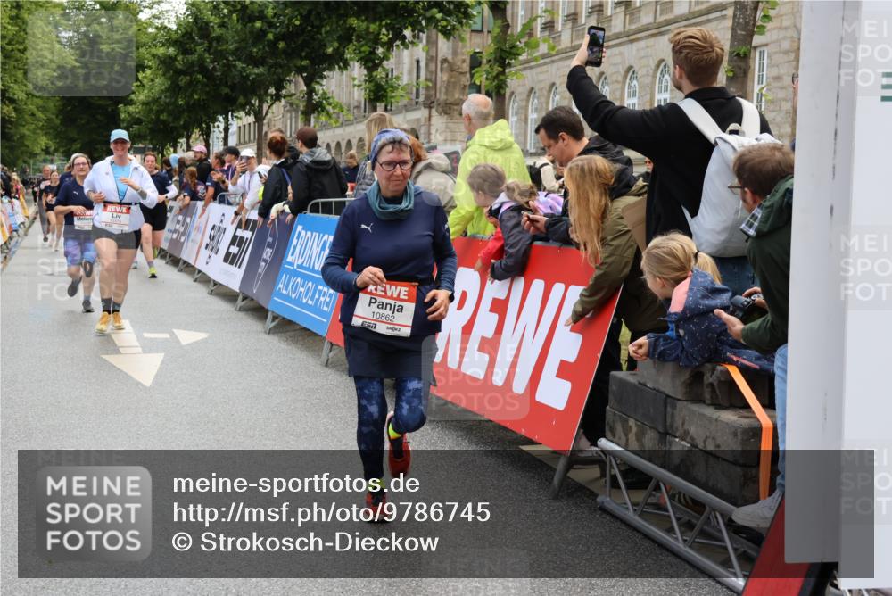 14.06.2026 - REWE Women's Run Strokosch-Dieckow http://msf.ph/oto/9786745 14.06.2026 10:09:54 Ziel 10379, 10641, 10862, 11177, 11202, 11374, 11405 meine-sportfotos.de