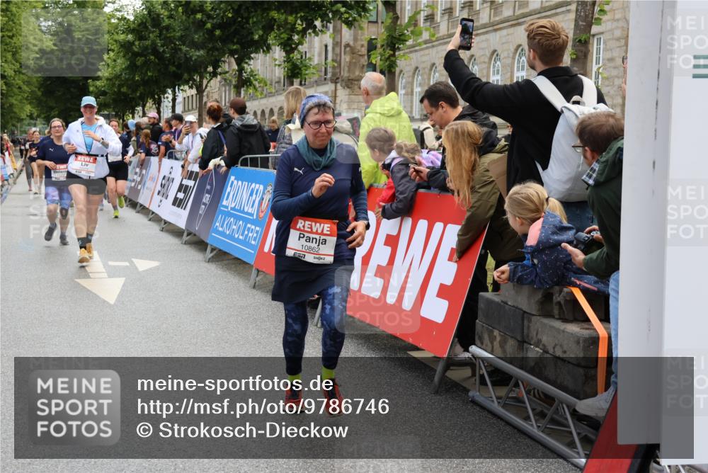 14.06.2026 - REWE Women's Run Strokosch-Dieckow http://msf.ph/oto/9786746 14.06.2026 10:09:54 Ziel 10379, 10641, 10862, 11177, 11202, 11374, 11405 meine-sportfotos.de
