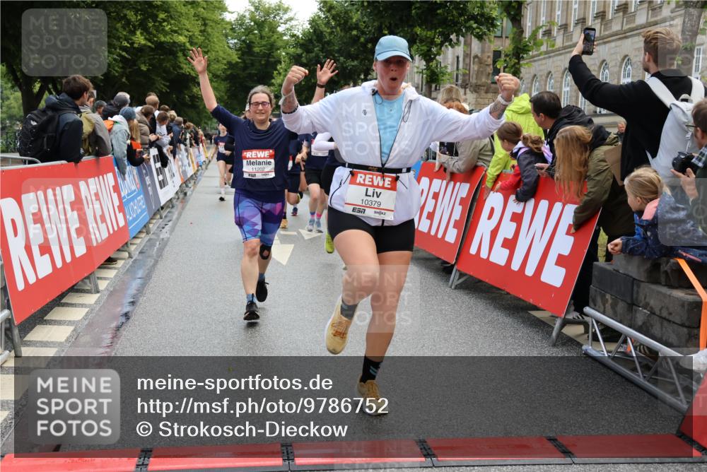 14.06.2026 - REWE Women's Run Strokosch-Dieckow http://msf.ph/oto/9786752 14.06.2026 10:09:57 Ziel 10257, 10359, 10379, 10621, 10641, 10678, 10862, 10886, 11202, 11213, 11374, 11405 meine-sportfotos.de