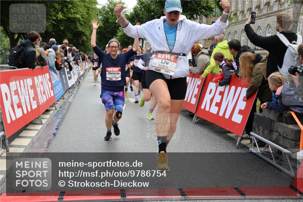 14.06.2026 - REWE Women's Run Strokosch-Dieckow http://msf.ph/oto/9786754 14.06.2026 10:09:57 Ziel 10257, 10359, 10379, 10621, 10641, 10678, 10862, 10886, 11202, 11213, 11374, 11405 meine-sportfotos.de