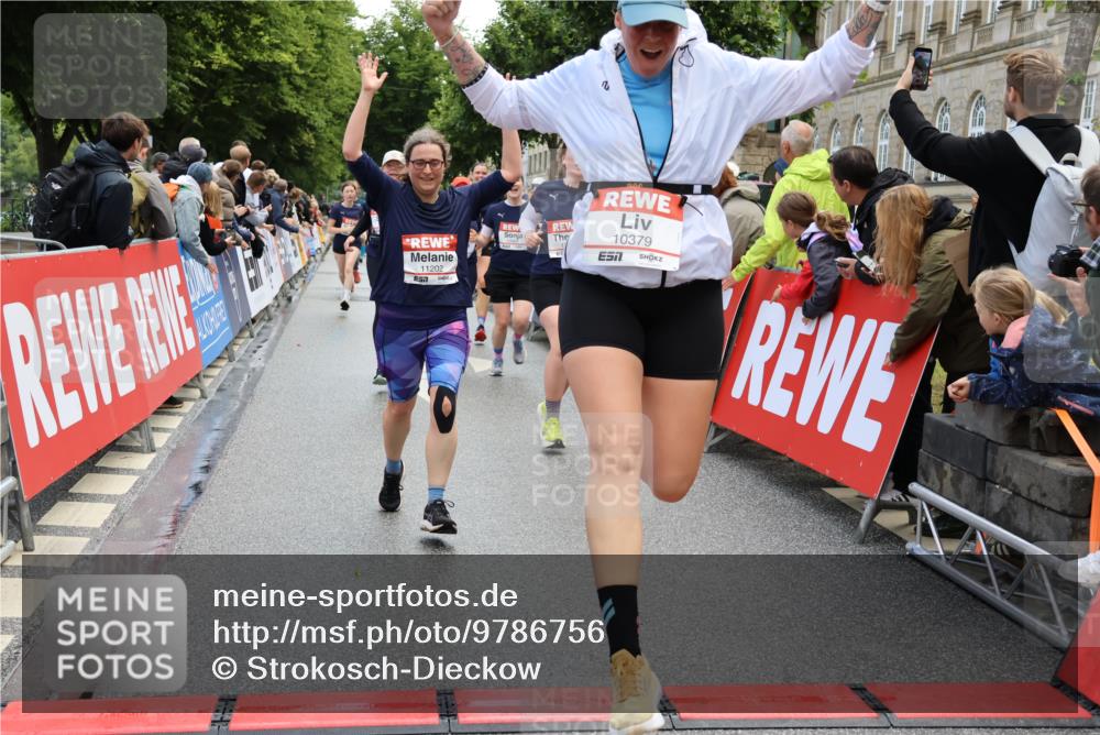 14.06.2026 - REWE Women's Run Strokosch-Dieckow http://msf.ph/oto/9786756 14.06.2026 10:09:57 Ziel 10257, 10359, 10379, 10621, 10641, 10678, 10862, 10886, 11202, 11213, 11374, 11405 meine-sportfotos.de