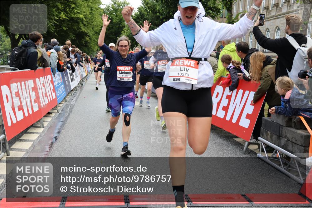 14.06.2026 - REWE Women's Run Strokosch-Dieckow http://msf.ph/oto/9786757 14.06.2026 10:09:57 Ziel 10257, 10359, 10379, 10621, 10641, 10678, 10862, 10886, 11202, 11213, 11374, 11405 meine-sportfotos.de