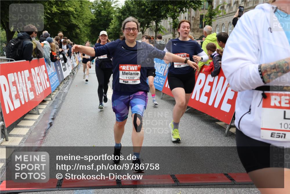 14.06.2026 - REWE Women's Run Strokosch-Dieckow http://msf.ph/oto/9786758 14.06.2026 10:09:58 Ziel 10257, 10359, 10379, 10621, 10627, 10641, 10678, 10862, 10886, 11202, 11213, 11374, 11405 meine-sportfotos.de