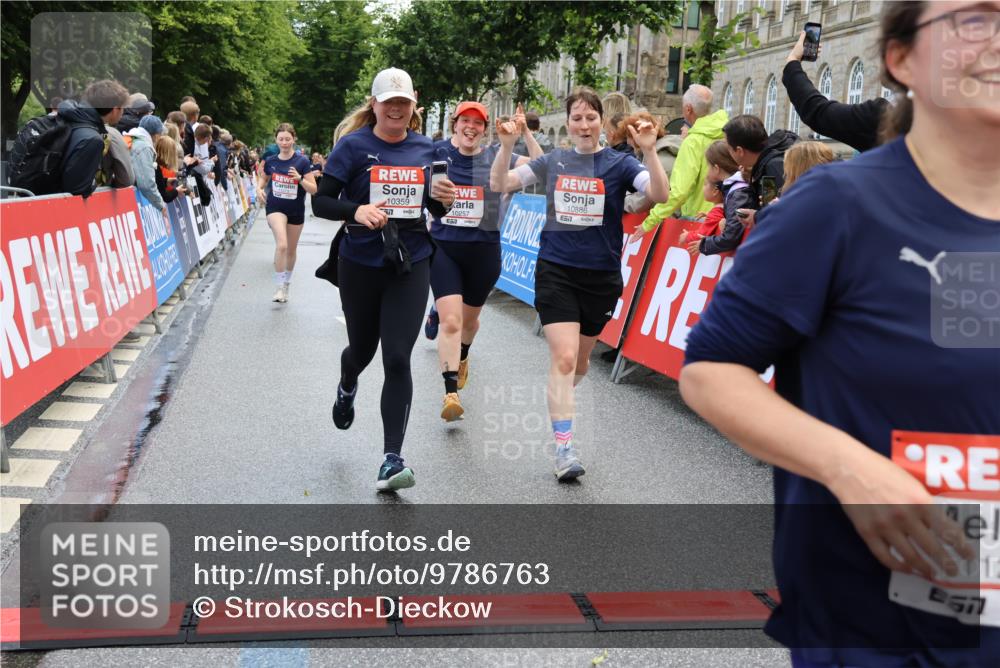 14.06.2026 - REWE Women's Run Strokosch-Dieckow http://msf.ph/oto/9786763 14.06.2026 10:09:59 Ziel 10078, 10257, 10359, 10379, 10621, 10627, 10678, 10862, 10886, 11202, 11213, 11405 meine-sportfotos.de