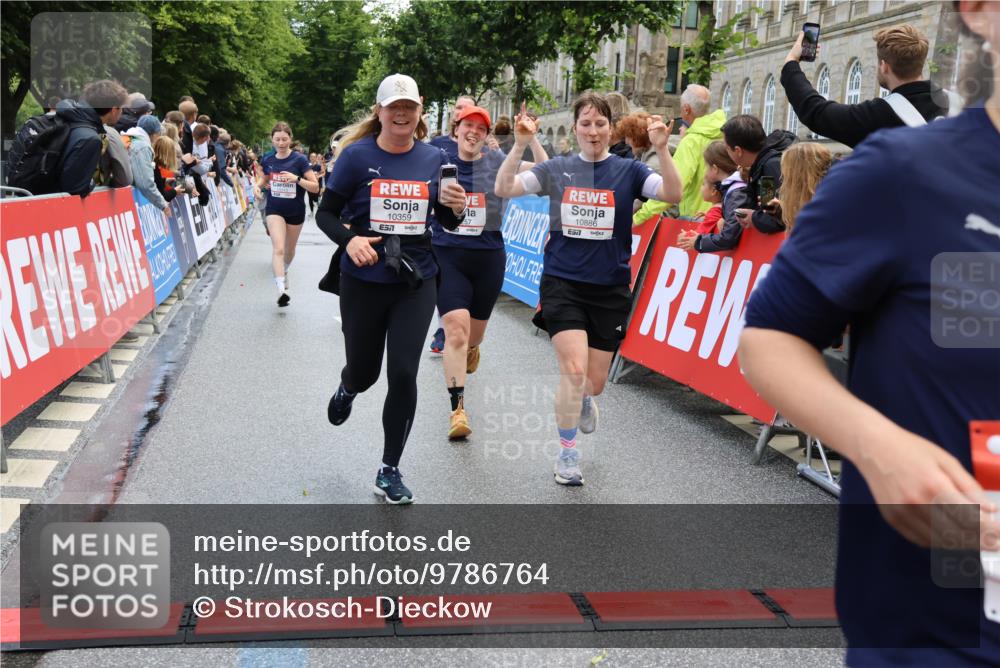 14.06.2026 - REWE Women's Run Strokosch-Dieckow http://msf.ph/oto/9786764 14.06.2026 10:09:59 Ziel 10078, 10257, 10359, 10379, 10621, 10627, 10678, 10862, 10886, 11202, 11213, 11405 meine-sportfotos.de