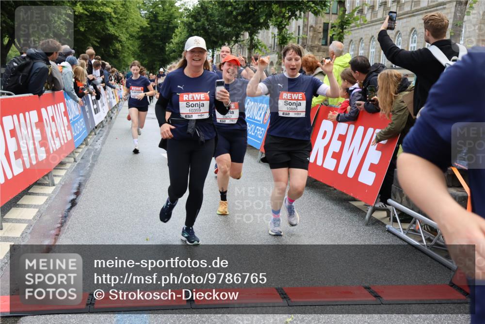 14.06.2026 - REWE Women's Run Strokosch-Dieckow http://msf.ph/oto/9786765 14.06.2026 10:09:59 Ziel 10078, 10257, 10359, 10379, 10621, 10627, 10678, 10862, 10886, 11202, 11213, 11405 meine-sportfotos.de