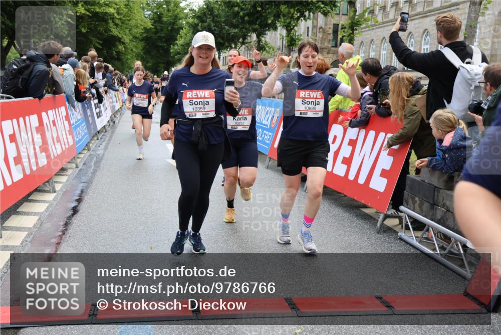 14.06.2026 - REWE Women's Run Strokosch-Dieckow http://msf.ph/oto/9786766 14.06.2026 10:09:59 Ziel 10078, 10257, 10359, 10379, 10621, 10627, 10678, 10862, 10886, 11202, 11213, 11405 meine-sportfotos.de