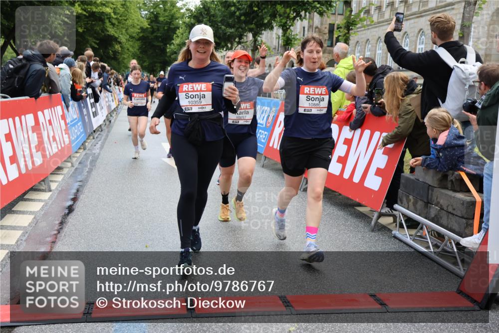 14.06.2026 - REWE Women's Run Strokosch-Dieckow http://msf.ph/oto/9786767 14.06.2026 10:09:59 Ziel 10078, 10257, 10359, 10379, 10621, 10627, 10678, 10862, 10886, 11202, 11213, 11405 meine-sportfotos.de