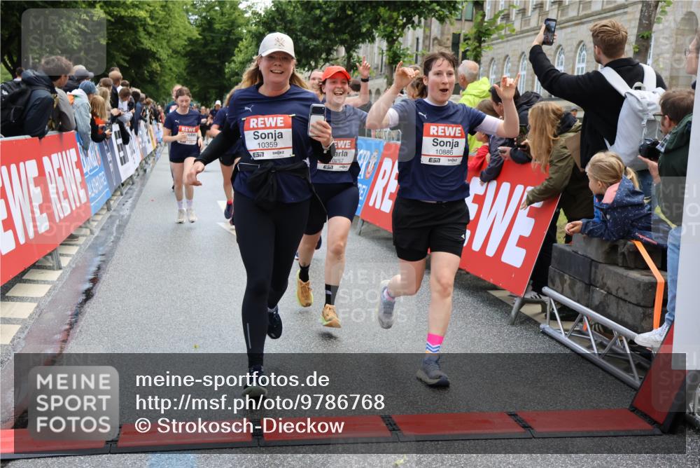 14.06.2026 - REWE Women's Run Strokosch-Dieckow http://msf.ph/oto/9786768 14.06.2026 10:09:59 Ziel 10078, 10257, 10359, 10379, 10621, 10627, 10678, 10862, 10886, 11202, 11213, 11405 meine-sportfotos.de