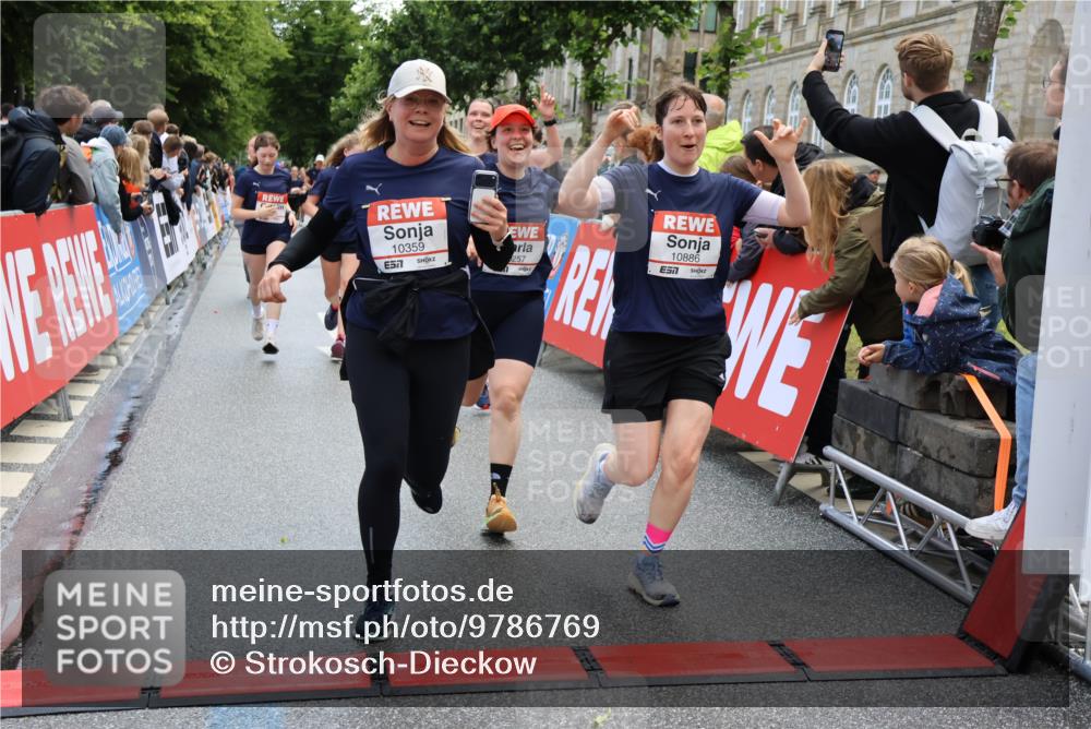 14.06.2026 - REWE Women's Run Strokosch-Dieckow http://msf.ph/oto/9786769 14.06.2026 10:09:59 Ziel 10078, 10257, 10359, 10379, 10621, 10627, 10678, 10862, 10886, 11202, 11213, 11405 meine-sportfotos.de