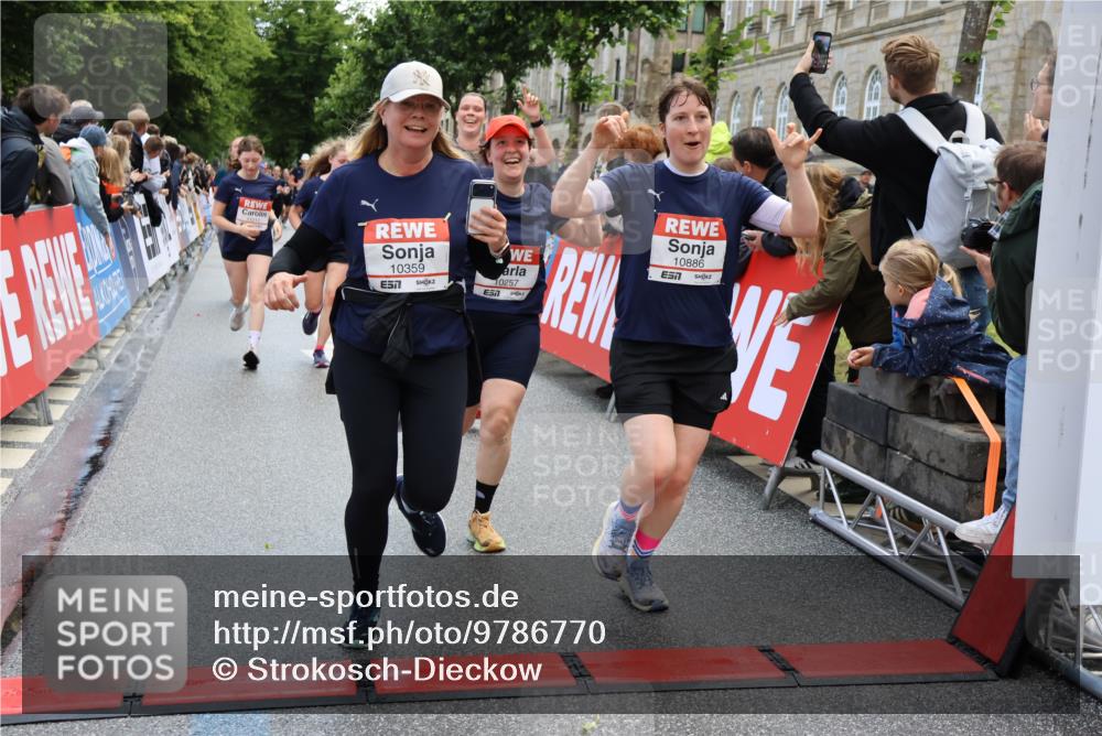 14.06.2026 - REWE Women's Run Strokosch-Dieckow http://msf.ph/oto/9786770 14.06.2026 10:10:00 Ziel 10078, 10257, 10359, 10379, 10621, 10627, 10678, 10862, 10886, 11202, 11213, 11405 meine-sportfotos.de
