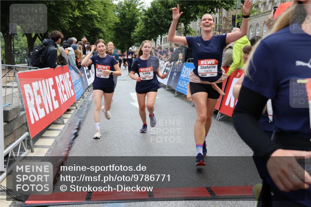 14.06.2026 - REWE Women's Run Strokosch-Dieckow http://msf.ph/oto/9786771 14.06.2026 10:10:01 Ziel 10078, 10257, 10359, 10379, 10621, 10627, 10678, 10862, 10886, 11202, 11213, 11405 meine-sportfotos.de