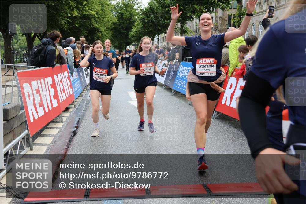 14.06.2026 - REWE Women's Run Strokosch-Dieckow http://msf.ph/oto/9786772 14.06.2026 10:10:01 Ziel 10078, 10257, 10359, 10379, 10621, 10627, 10678, 10862, 10886, 11202, 11213, 11405 meine-sportfotos.de