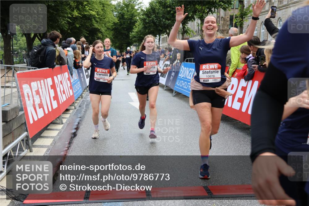 14.06.2026 - REWE Women's Run Strokosch-Dieckow http://msf.ph/oto/9786773 14.06.2026 10:10:01 Ziel 10078, 10257, 10359, 10379, 10621, 10627, 10678, 10862, 10886, 11202, 11213, 11405 meine-sportfotos.de