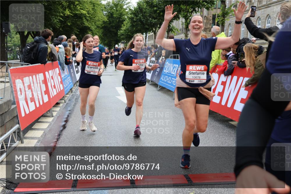 14.06.2026 - REWE Women's Run Strokosch-Dieckow http://msf.ph/oto/9786774 14.06.2026 10:10:01 Ziel 10078, 10257, 10359, 10379, 10621, 10627, 10678, 10862, 10886, 11202, 11213, 11405 meine-sportfotos.de